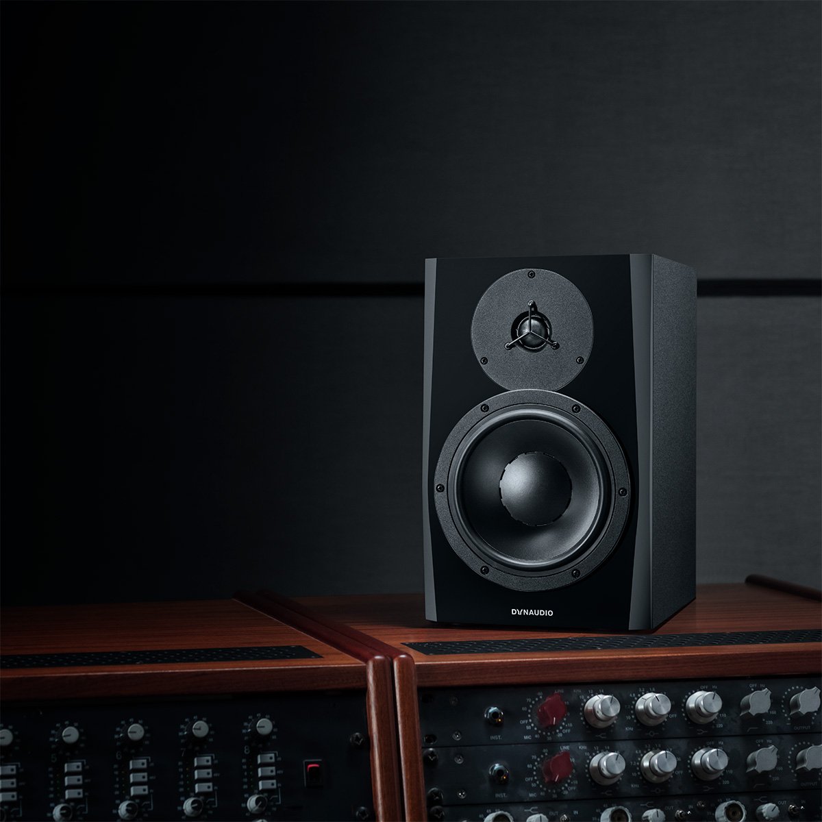 Dynaudio-LYD-8---Black---02_1200x1200px