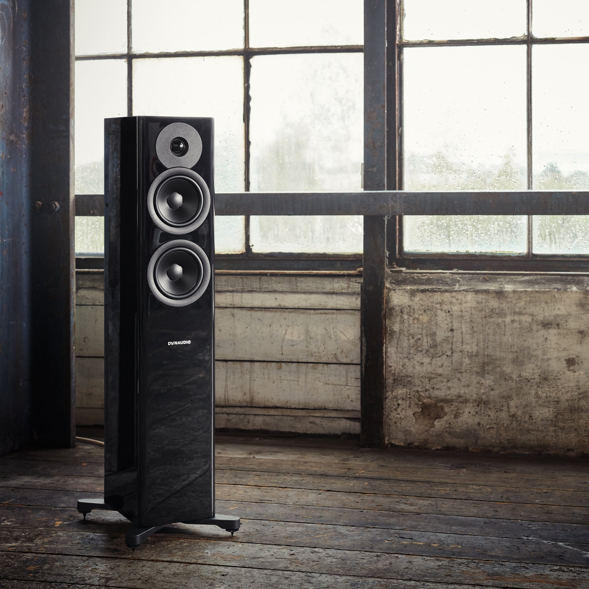 Dynaudio-Evoke-30-black---Lifestyle_2048x2048px