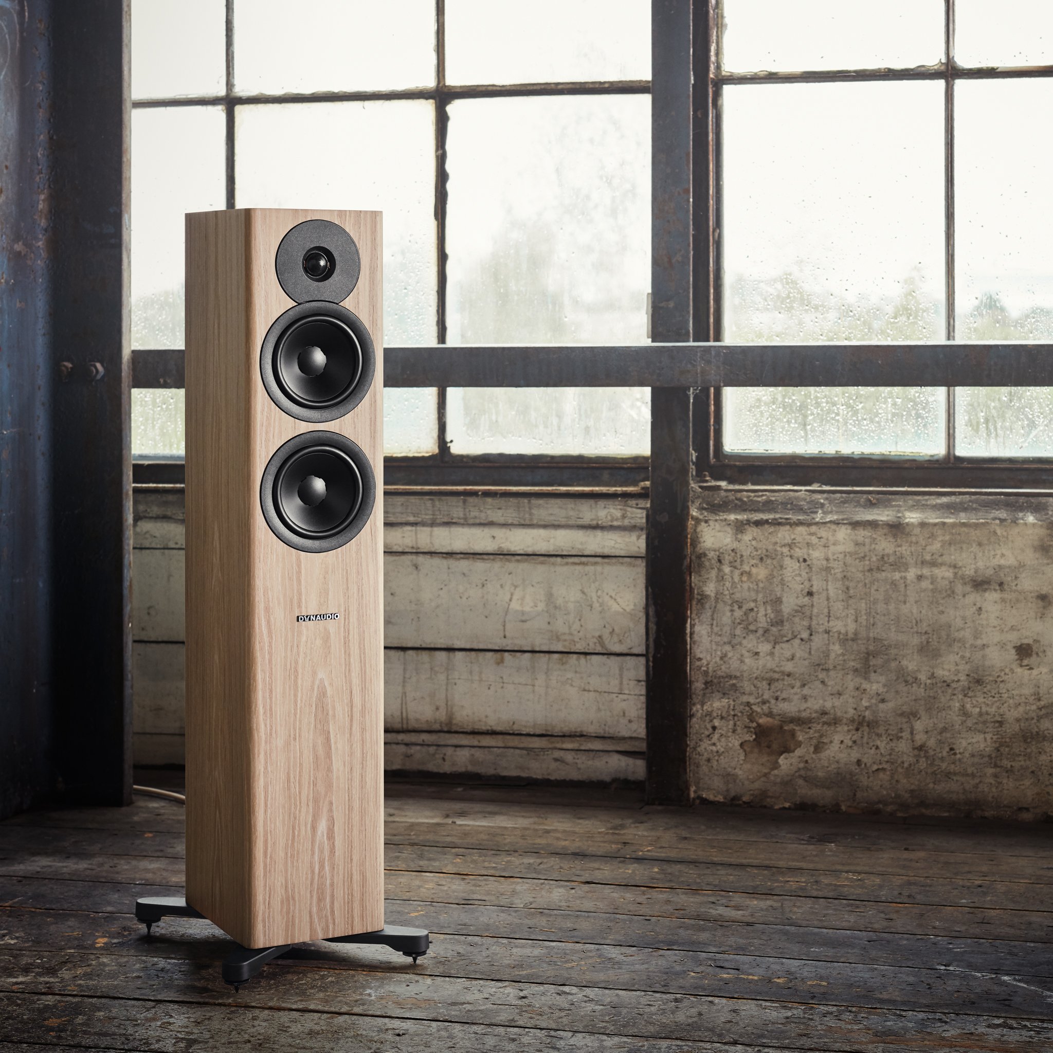 Dynaudio-Evoke-30-blonde-wood---Lifestyle_2048x2048px