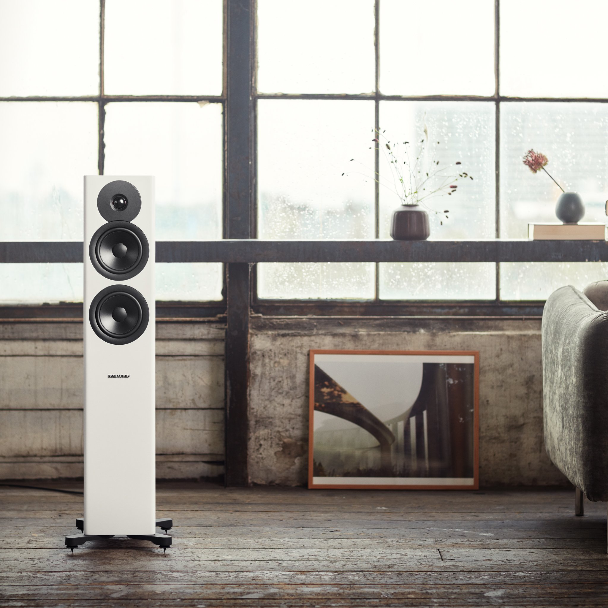 Dynaudio-Evoke-30-white---Lifestyle_2048x2048px