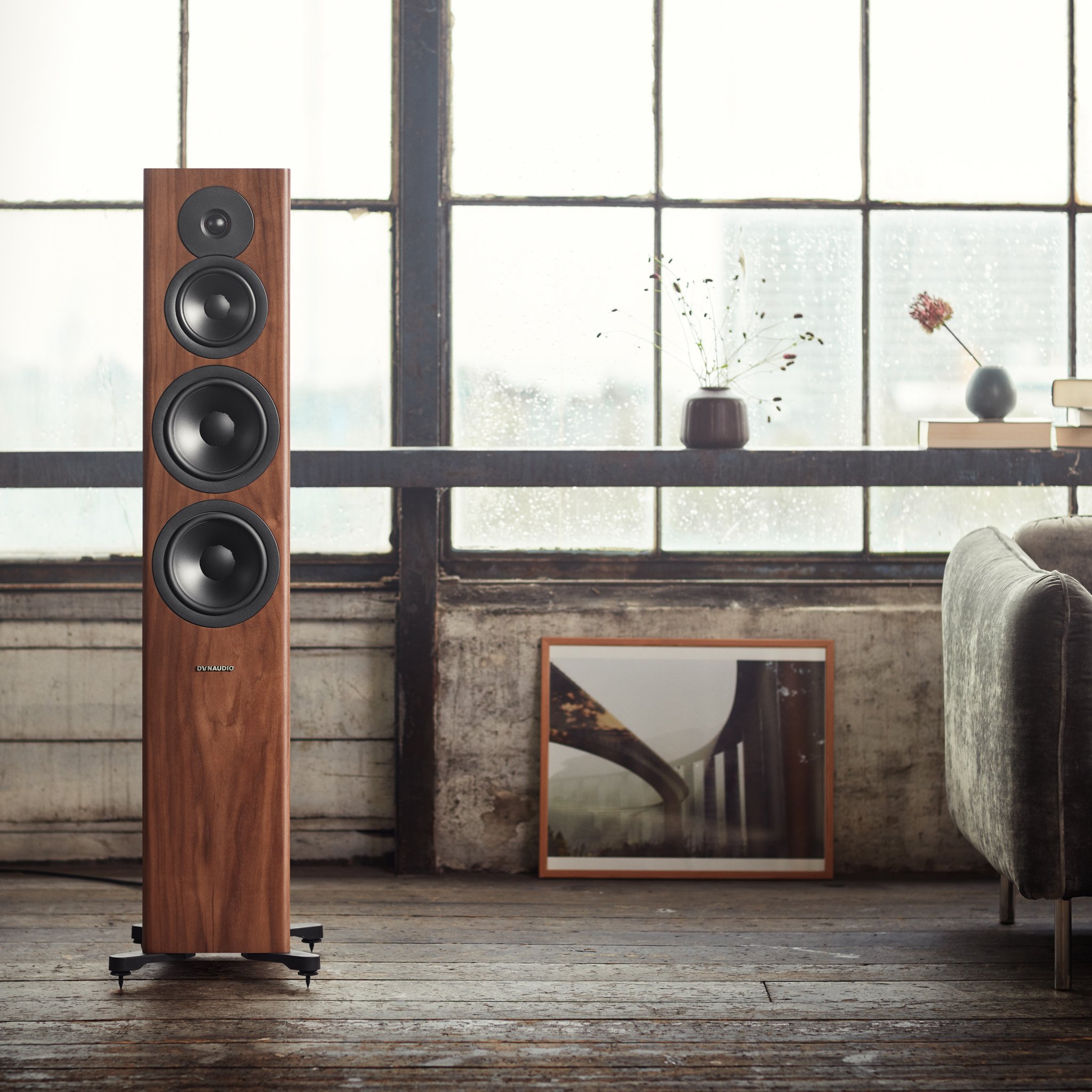 Dynaudio-Evoke-50-walnut-wood---Lifestyle_2048x2048px